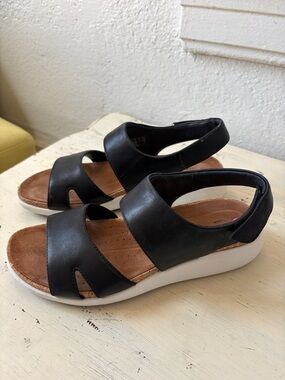 Clarks Unstructured Black Leather Velcro Comfort Sandals w/ White Soles EUC 9M